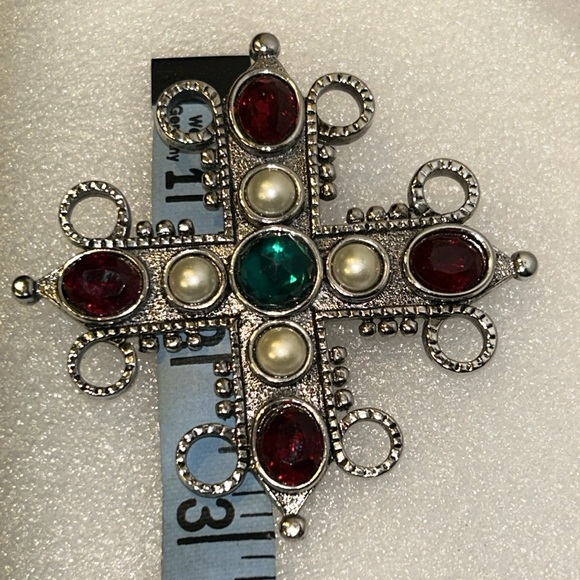 Vintage Silver Tone Brooch with pearls, green,red stones roll over  clasp 3"X3" - Picture 7 of 11